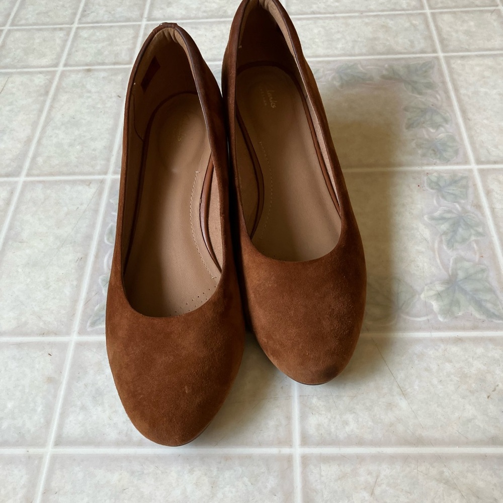 Clarks artisan Tan‎ suede Wedges 2" heels